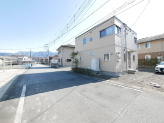 【外観】 | 市川三郷町岩間 Ｈ24年築セキスイハイム施工の中古戸建 車6 | 整った区画のすっきりとした街並みです。