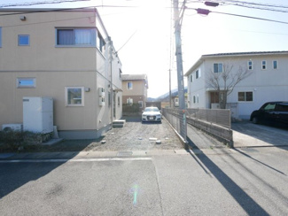 【駐車場】 | 市川三郷町岩間 Ｈ24年築セキスイハイム施工の中古戸建 車6 | 敷地西側駐車場　縦列で2台以上駐車可能