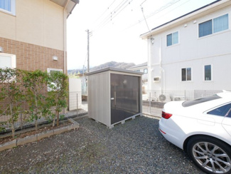 【庭】 | 市川三郷町岩間 Ｈ24年築セキスイハイム施工の中古戸建 車6 | 物置付き