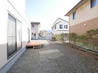 【庭】 | 市川三郷町岩間 Ｈ24年築セキスイハイム施工の中古戸建 車6 | 南側スペースもしっかりと確保されている明るいお庭