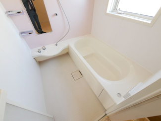 【浴室】 | 市川三郷町岩間 Ｈ24年築セキスイハイム施工の中古戸建 車6 | 1坪サイズバスルーム　浴室換気乾燥機付き