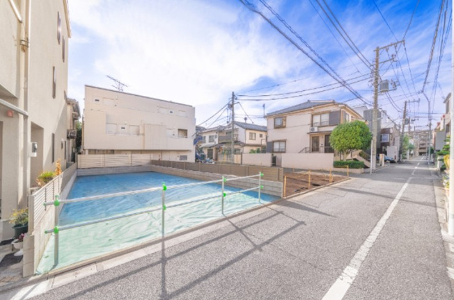【外観】 | 目黒区目黒本町４丁目　売地 | 現地（2025年12月）撮影
伸び伸びとした前面道路