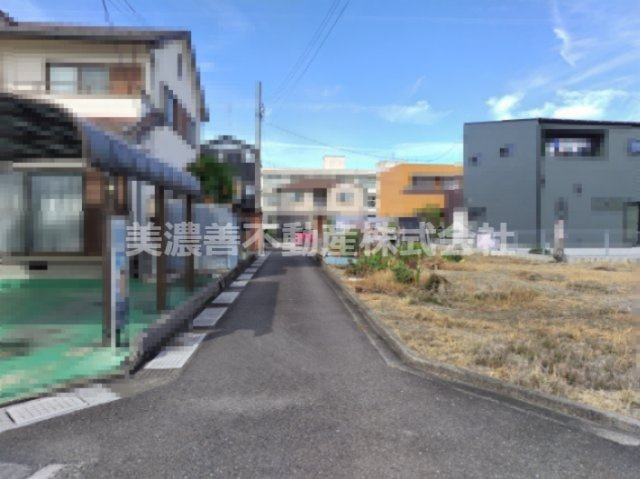 ６６６２８　本巣市上真桑土地の前面道路含む現地写真