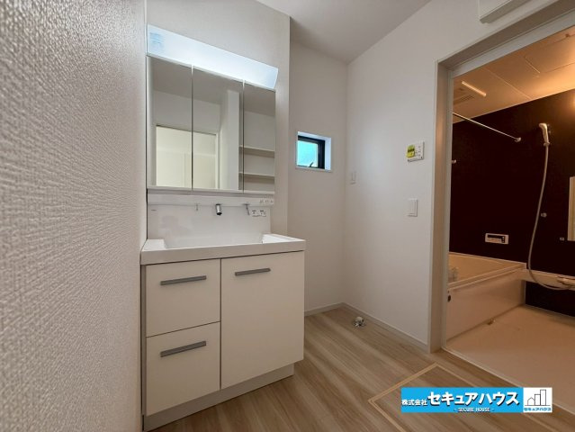 【本日ご案内可能】みよし市莇生町　全1棟の独立洗面台|【洗面台】
◆鏡の裏にはたっぷりと収納スペースを標準装備！
◆電源を付属しているのでドライヤーなど利用できます。
◆洗面室背面には、タオルや洗剤などを置くことができる棚が設置されています。　　　　　　