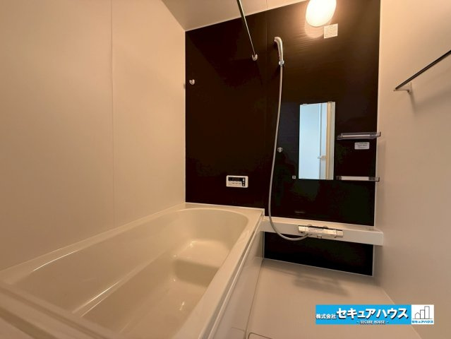 【本日ご案内可能】みよし市莇生町　全1棟の浴室|【浴室】
◆アクセントパネルで落ち着きのある雰囲気を演出します。毎日の疲れを癒やすバスタイムをお楽しみ下さい！
◆浴室乾燥機付きのためカビ防止対策もできます。
◆追い炊き機能付きのオートバスです。　　