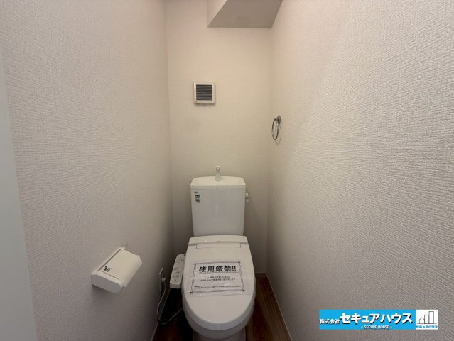 【本日ご案内可能】みよし市莇生町　全1棟のトイレ|【高機能トイレ】
◆高機能トイレの多くは便器のフタの開閉が自動であり、使用後に手動で水を流す面倒もなく非常に便利です。スタイリッシュな見た目で、お掃除しやすく、節水効果が高いです。　　　　　　　　　　