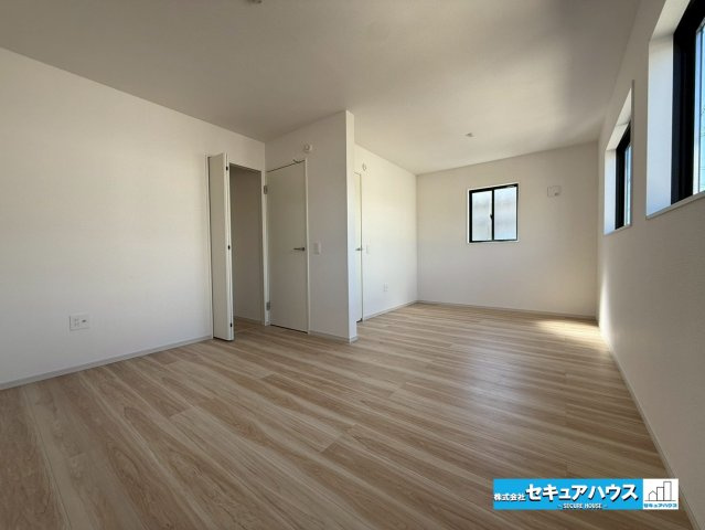 【本日ご案内可能】みよし市莇生町　全1棟の洋室|【洋室10.5帖】
◆間仕切り対応で2つのお部屋にできる設計です。廊下に繋がるドアが2つ設置されているため4.5帖の洋室と、6帖の洋室に区切ることができます。お子様の成長に合わせてリフォームできます。