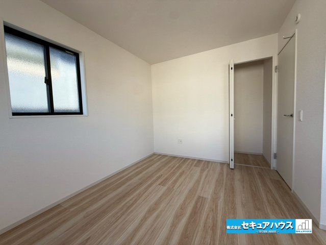 【本日ご案内可能】みよし市莇生町　全1棟の洋室|【洋室4.6帖】
◆家族一人ひとりの大切なプライベート空間。趣味に合わせて使って頂けるようシンプルに仕上げてあります。暮らし心地を大きく左右する収納を、適材適所に配置し使い勝手を考慮しました。　　　　