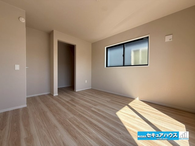 【本日ご案内可能】みよし市莇生町　全1棟の洋室|【洋室8.6帖】
◆ウォークインクローゼット付きのお部屋です。
◆バルコニーに出ることもでき、南向き×2面の窓から採光を取り入れるため明るいです。8.6帖の広さは大きなベッドを置くことも可能です。　　