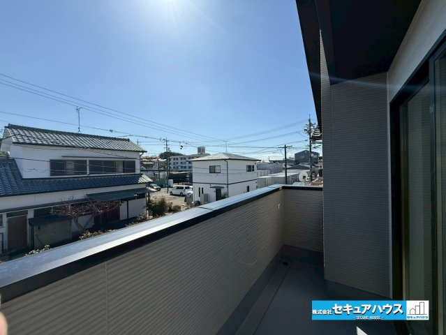 【本日ご案内可能】みよし市莇生町　全1棟のバルコニー|【バルコニー】
◆見晴らしもよく、太陽の温かな温もりをめいっぱい受け止めてくれます。
太陽の光と爽やかな風を受けたお洗濯物はあっという間に乾き、取りこむ時には太陽の匂いを感じられそうですね。　　　　　