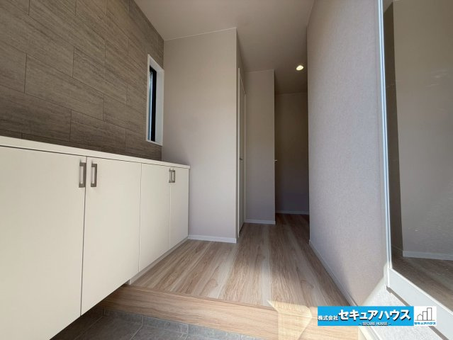 【本日ご案内可能】みよし市莇生町　全1棟の玄関|【玄関】
◆光が差し込み明るい設計♪
◆玄関には、収納力のあるシューズボックスと全身鏡がございます。身だしなみを確認してからお出かけすることが出来ます。
◆ダブルロックキーで防犯面も安心です。　　　　