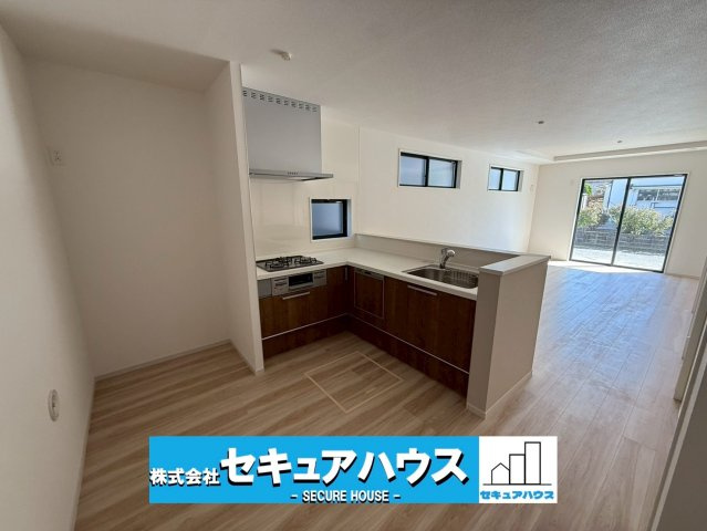 【本日ご案内可能】みよし市莇生町　全1棟の居間・リビング|【キッチン】
◆対面式のオープンキッチンは、家事をしながら家族の様子が一目でわかる安心＆便利設備♪
◆L字キッチンのため移動距離が短く作業効率が上がります。
◆床下収納付きです♪　　　　　　　　　　　