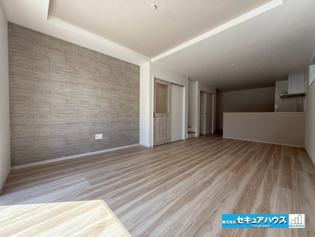 【本日ご案内可能】みよし市莇生町　全1棟の居間・リビング|【LDK18.7帖】
◆南向き×2面の窓から採光を取り入れ明るいリビングです。家族揃ってリビングで過ごすお休みの日が楽しみになります。
◆アクセントクロスや折上天井によりお洒落な仕上がりです。　　　　