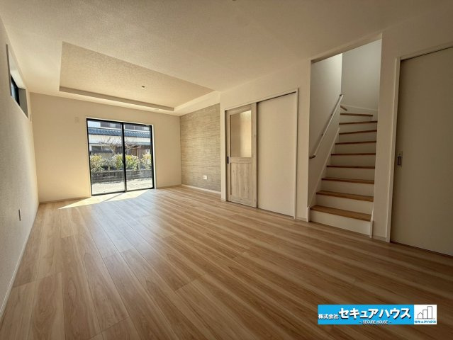 【本日ご案内可能】みよし市莇生町　全1棟の居間・リビング|【LDK】
◆日当たりが良く温かい広々リビングは家族の団らんスペースになります。
◆リビングイン階段のため、家族で顔を合わせる機会が必然的に生まれ、会話ができるのも嬉しいポイントです。　　　　　　　　