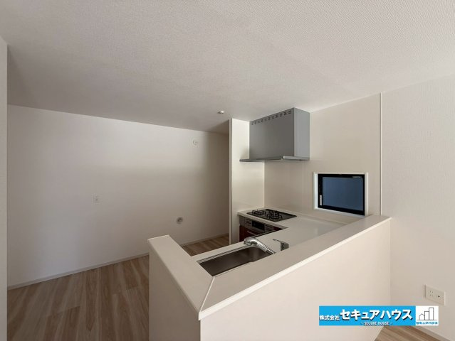 【本日ご案内可能】みよし市莇生町　全1棟のキッチン|【キッチン】
◆L字キッチンで広々とした調理スペースを確保しました！
◆キッチンの窓は熱気を逃し、匂いがリビングに広がるのを防ぎます。手元が自然光で照らされるため明るいところで料理できるのも魅力です。