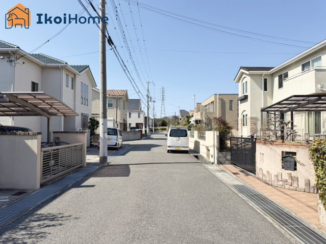 神戸市西区井吹台西町6丁目　中古戸建の前面道路含む現地写真|●年中無休：当日予約可●前面道路は幅員ゆったり約6ｍ、交通量も少なく安心！閑静な住宅地です。