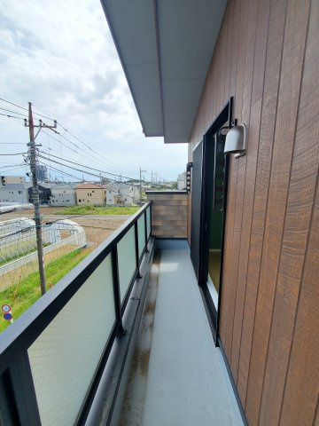 八潮市　　大瀬　新築戸建　全1棟のバルコニー|部屋干しと外干しの併用で急な雨にも強い