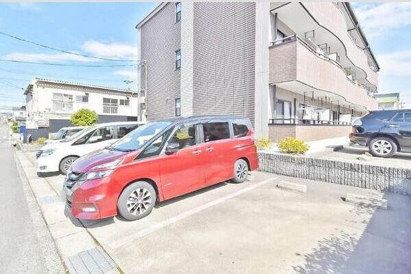 ヴィアーレ緑ヶ丘の駐車場