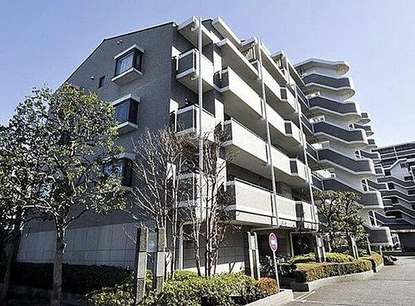 竹ノ塚ガーデンハウスの外観|静かな住宅街に建つ外観は、長く暮らしやすい印象。周辺施設も徒歩圏で、安心感のある住環境です