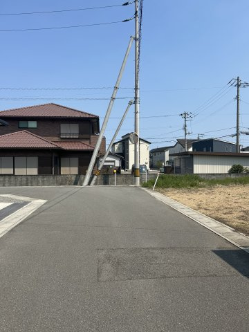 阿南市上中町岡4LDKの前面道路含む現地写真