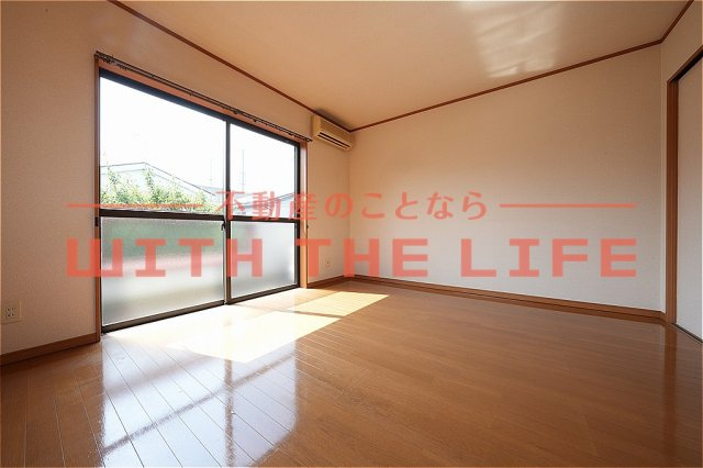 アイビーコート弐番館【キャッシュバック対象物件】の居間・リビング|使いやすい居間です