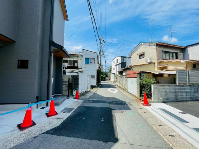 梅津林口町　新築戸建の前面道路含む現地写真
