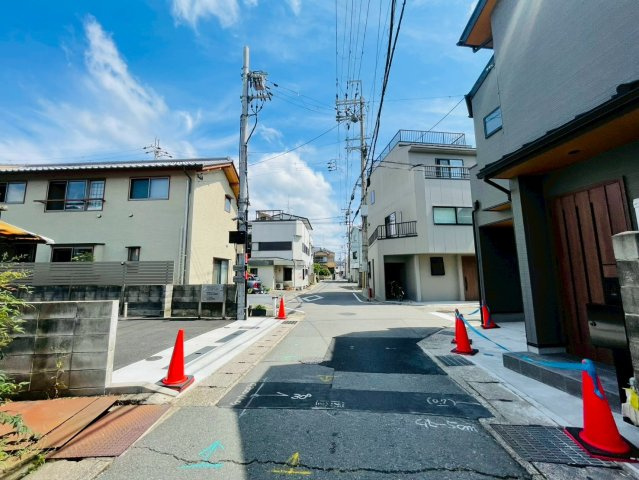 梅津林口町　新築戸建の前面道路含む現地写真