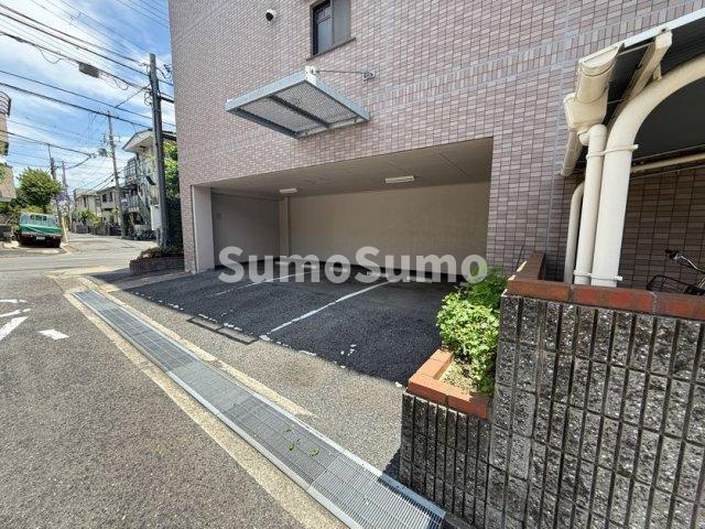 メゾン御影中町の駐車場