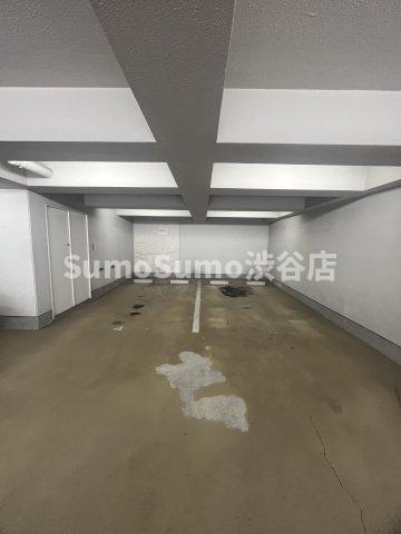 ヴィラ・ハーモニー中目黒の駐車場