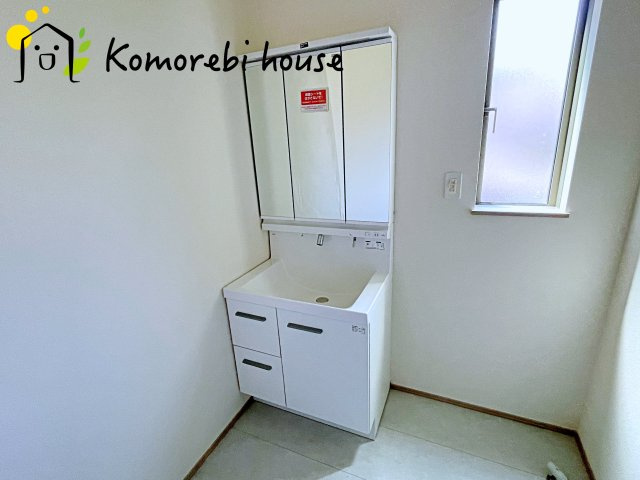 さいたま市北区本郷町1065番　新築一戸建て　ハートフルタウン　Eの独立洗面台|朝の支度にも助かる、独立の洗髪洗面化粧台