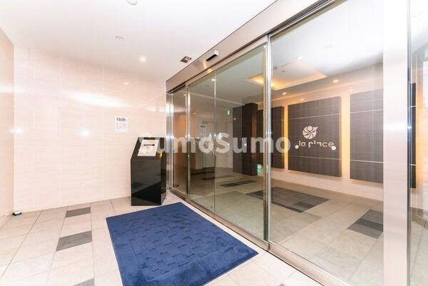 ララプレイス大阪ウエストゲートのエントランス|建物の内部です