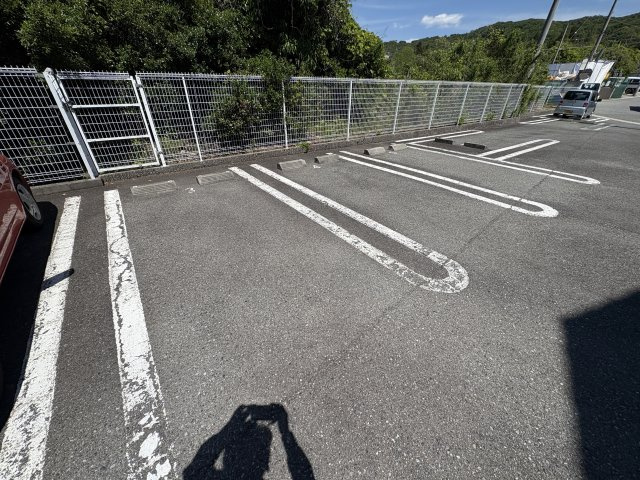 ドミール2002の駐車場
