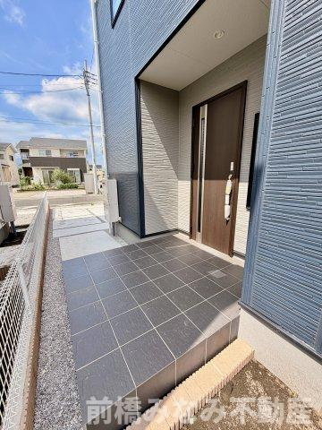 【新築】安中市板鼻　３号棟(全３棟)　リーブルガーデン　新築建売分譲の玄関|落ち着いた玄関です
