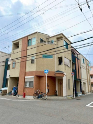 【外観】 | 戸建 大阪市城東区東中浜７丁目 | JR片町線、「放出」「鴫野」駅からそれぞれ徒歩15分。
ビルトインガレージがあるのでお車が雨風にさらされにくい◎
