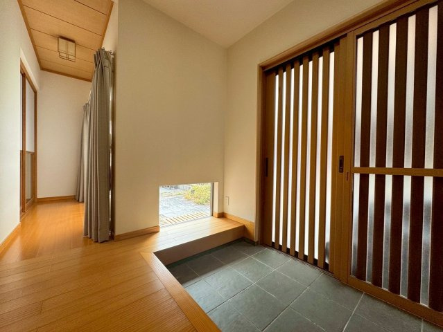 草津市追分南9丁目　中古戸建ての玄関|玄関からつながる広縁への空間は、どこか高級旅館を感じさせます。