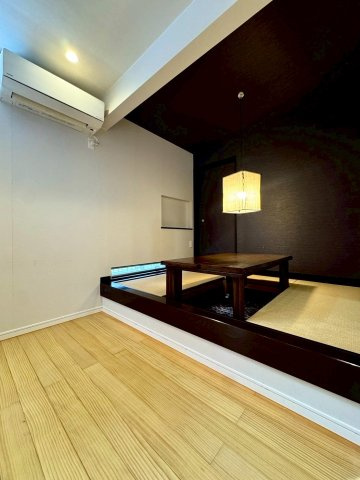 草津市追分南9丁目　中古戸建ての居間・リビング|畳コーナーは掘りごたつ付きで快適です。