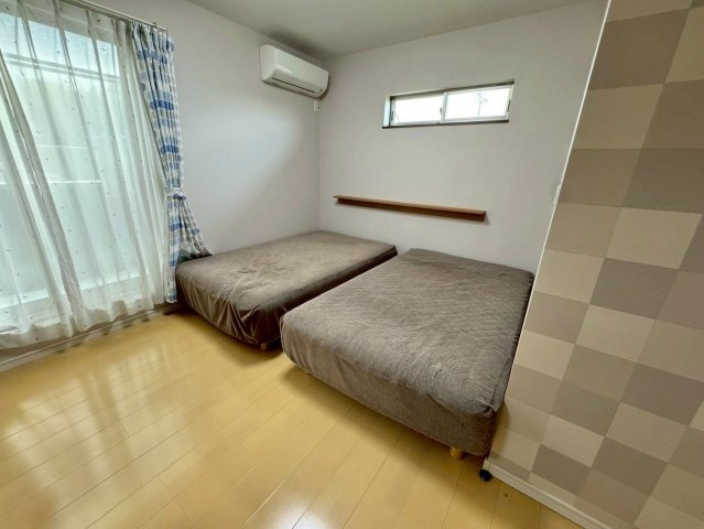 草津市追分南9丁目　中古戸建ての洋室|2F 8帖洋室。WIC完備で、お部屋もすっきりと片付きます。