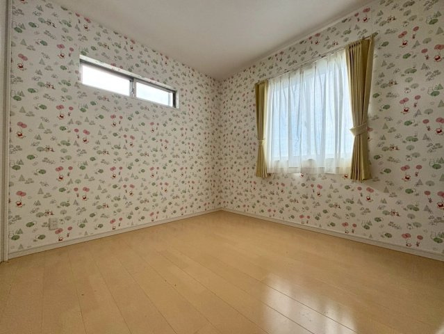 草津市追分南9丁目　中古戸建ての洋室|2F 6帖洋室。2面採光で明るい室内。