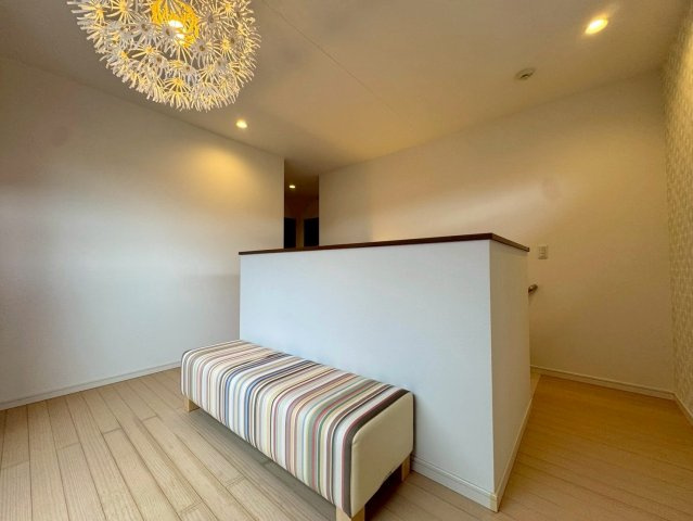 草津市追分南9丁目　中古戸建ての内装|陽の温かさを感じられる空間でゆったりと読書なども楽しめます。