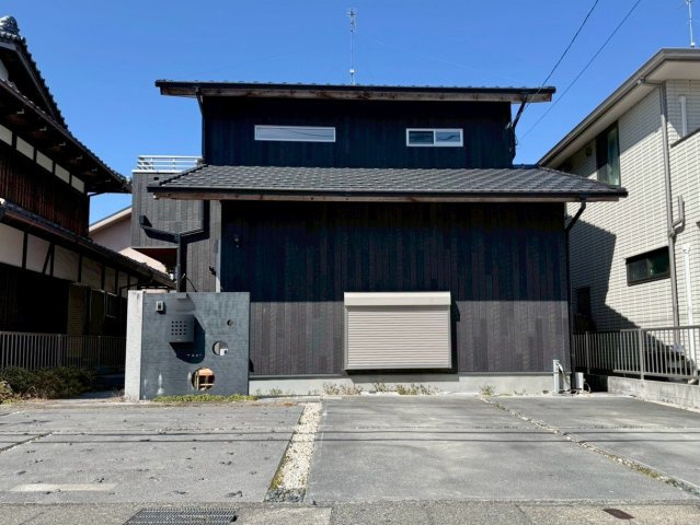 草津市追分南9丁目　中古戸建ての外観|日本の伝統的な「和」の要素を盛り込んだ、こだわりのお住まいです。