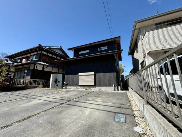 草津市追分南9丁目　中古戸建ての駐車場|駐車3台可。（車種による）