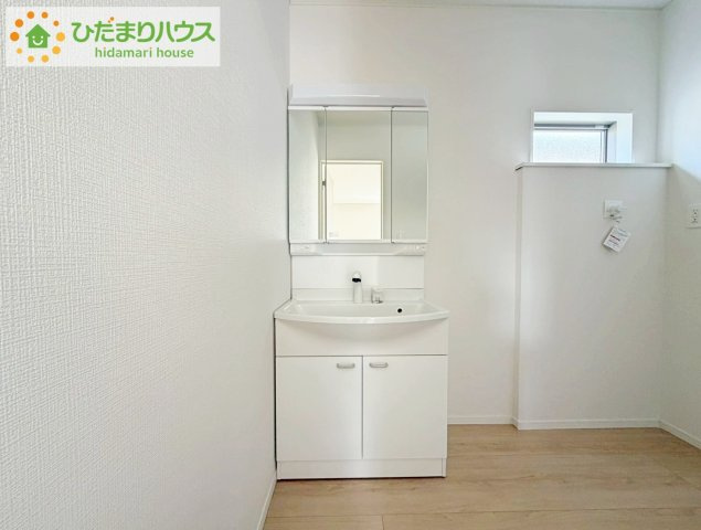 郡山市島第3　新築戸建　1号棟の独立洗面台|大きな三面鏡の独立洗面。鏡の後ろは収納となっているのでスッキリと整理できます！