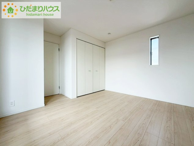 郡山市島第3　新築戸建　1号棟の寝室|主寝室は広々していて安らげる空間に。大きな窓から光が差し込み、朝の目覚めも良さそう♪