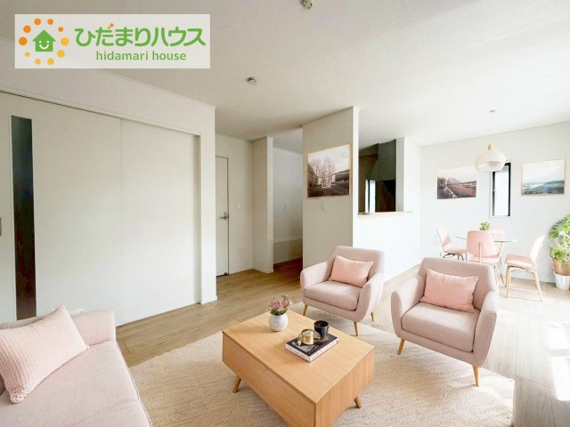 郡山市島第3　新築戸建　1号棟の居間・リビング|奥行き感あるLDK。一体の空間ながらほどよい距離を保ち、家族がおもいおもいに好きな場所で寛げます。※家具・家電はCGになります。