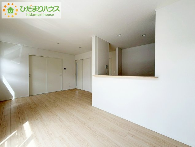 郡山市島第3　新築戸建　1号棟の居間・リビング|家族でのコミュニケーションがとれる対面型システムキッチン。横一列にシンクとコンロをまとめたシンプルな形です。動きやすさとスタイリッシュなデザインが魅力。