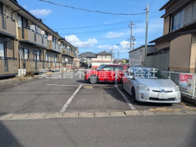 ６６６８３　岐阜市福光西アパートの駐車場