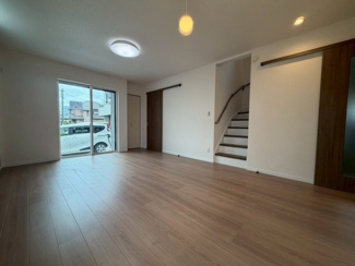 【居間・リビング】 | 立川市栄町3丁目　新築戸建　【全2棟】