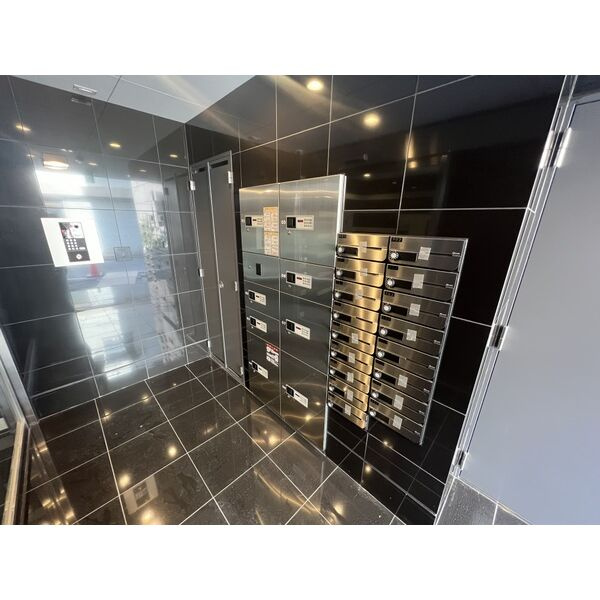 ゼクス九条のエントランス