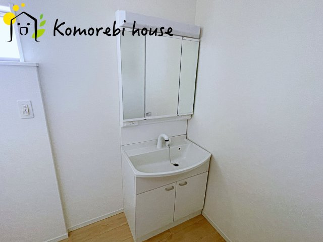 上尾市領家　第2　新築一戸建て　クレイドルガーデン　08の独立洗面台|独立洗面台で身支度をすべて済ませてしまいましょう