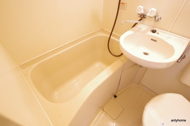 ホワイトハウス3番館　仲介手数料無料の浴室